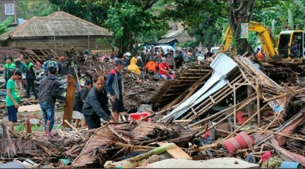 Tsunami în Indonezia,provocat de erupţia unui vulcan