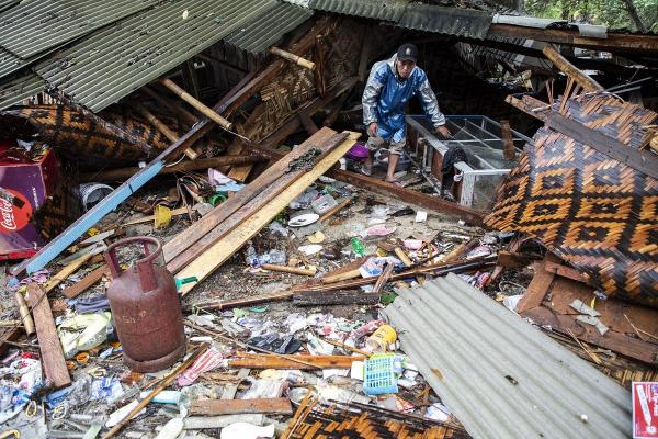 Tsunami în Indonezia,provocat de erupţia unui vulcan