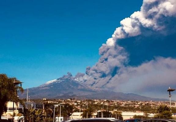 Vulcanul Etna a erupt, norii groşi de cenuşă