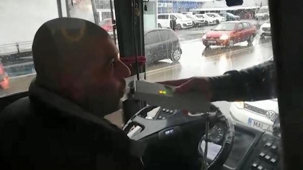 Şofer de autobuz din Brăila filmat beat mort la volan, cu călători în maşină. Un bărbat l-a forţat să oprească (Video)