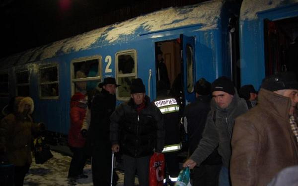Tren plin cu călători, blocat 3 ore în câmp, între Strehaia şi Ciochiuța, după ce un mărfar a deraiat în faţa lui