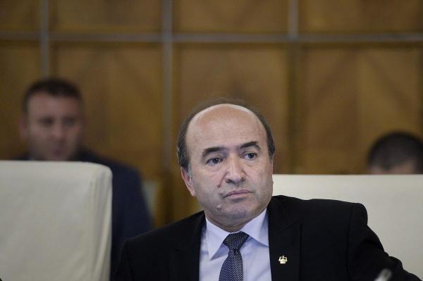 Toader anunţă că va sesiza CCR dacă Iohannis respince revocarea lui Lazăr