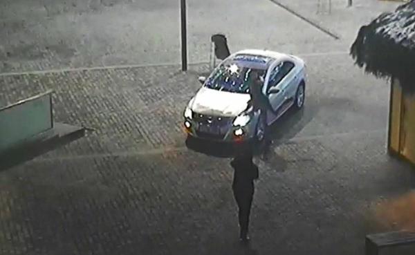 Șoferiță din Râmnicu Vâlcea, amendată pentru o ședință foto cu decorațiunile de Crăciun din oraș