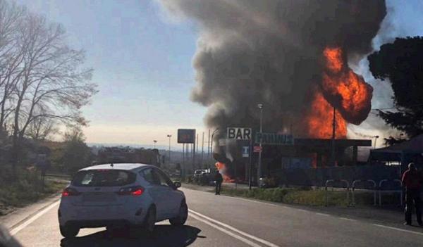 O cisternă a luat foc, apoi a explodat