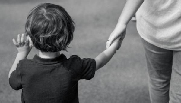 Tânăra înjunghiată în burtă de soț, la Motru, s-a dus singură la spital de mână cu băiețelul de 6 ani. Femeia plecase de acasă cu cei 4 copii