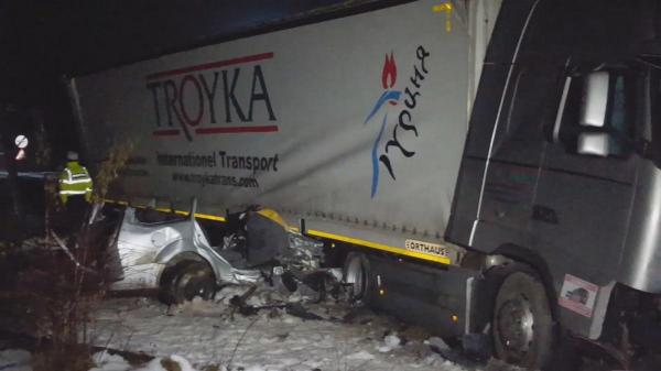 Mașina distrusă de TIR, la locul accidentului