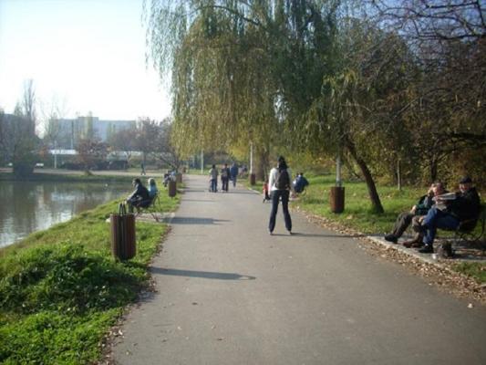 Scene șocante în Parcul IOR din Capitală! Trupul unei femei a fost găsit plutind în apropriere de malul lacului