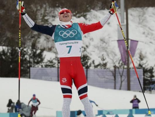 Un norvegian a uimit la Jocurile Olimpice. A câştigat medalia de aur la skiatlon după ce a căzut la start, un băţ i s-a rupt, dar apoi a depăşit 67 de adversari