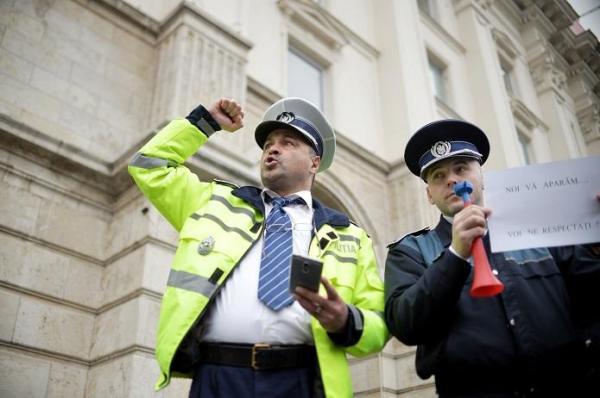 Anunţ MAI: 8.000 de polițiști vor primi mai puţini bani la salariu, iar alţi 28.000 de polițiști vor primi sporuri mărite