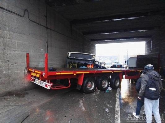 Accident violent între un autobuz şi un autotren, la Galaţi! Şase persoane au fost grav rănite