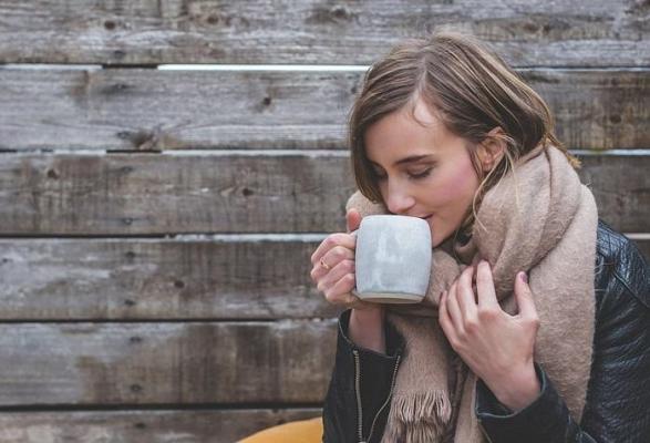 De ce femeile au mâinile mai reci decât bărbații. Răspunsul i-a surprins pe cercetători