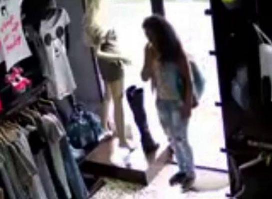 Două fete au furat haine de peste 30.000 de lei din mall-urile din Bucureşti. Cum au reuşit să scape de fiecare dată