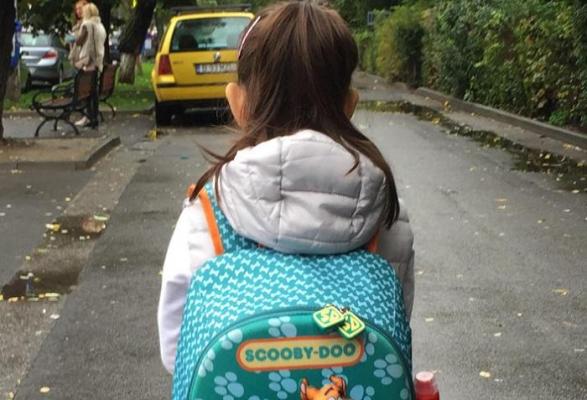 O măicuță a băgat spaima într-o fetiță de 12 ani, premiantă, care se întorcea cu autobuzul de la școală, în Neamț. Femeia a urlat și la șofer și a filmat totul cu telefonul mobil