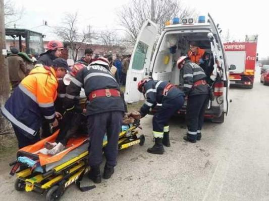 O fată de doar 14 ani, grav rănită după ce a cazut peste ea un copac în care intrase un tractor, în Teleorman