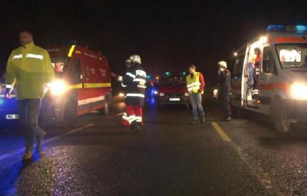 Accident grav pe şoseaua Olteniţei din Capitală! Un autobuz de călători s-a izbit violent de un stâlp, după ce şoferul ar fi făcut infarct la volan