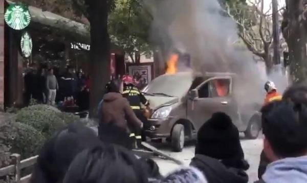 O dubă în flăcări a intrat în pietoni, lângă o cafenea Starbucks! Imagini şocante surprinse într-o piaţă aglomerată din Shanghai (Video)
