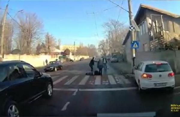 Tânără de 17 ani, lovită pe trecerea de pietoni în această dimineață în București. Impactul, surprins de o cameră de pe mașină