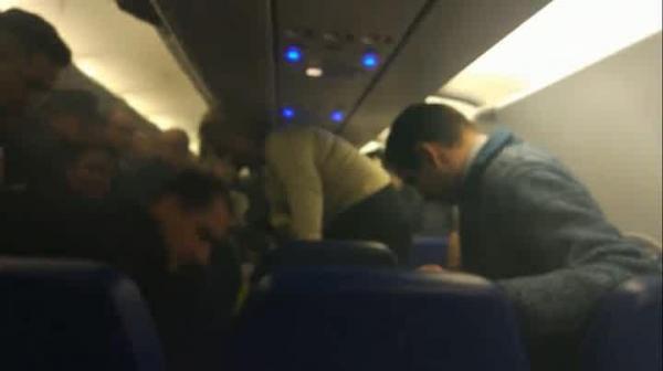 Incendiu într-un avion de pasageri, după ce un încărcător portabil de telefon a explodat