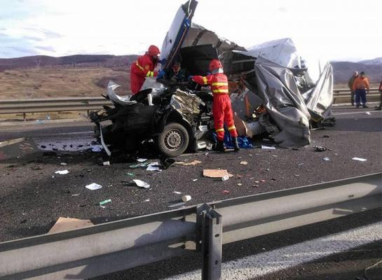 Accident devastator pe autostrada A1, între Sibiu şi Sebeş. O dubă a fost strivită de două TIR-uri (Foto)