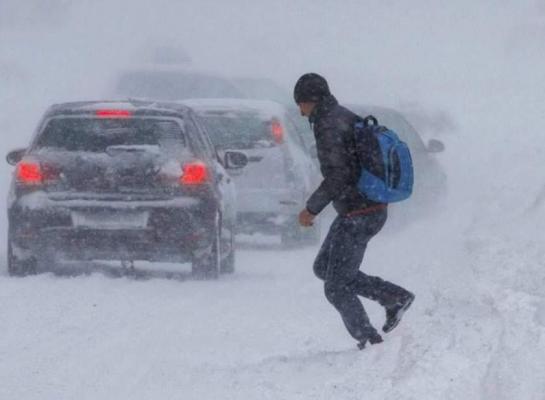 Cod galben de vreme rea, în următoarele ore. Meteorologii revin cu noi alerte de ninsori şi viscol. Harta zonelor afectate