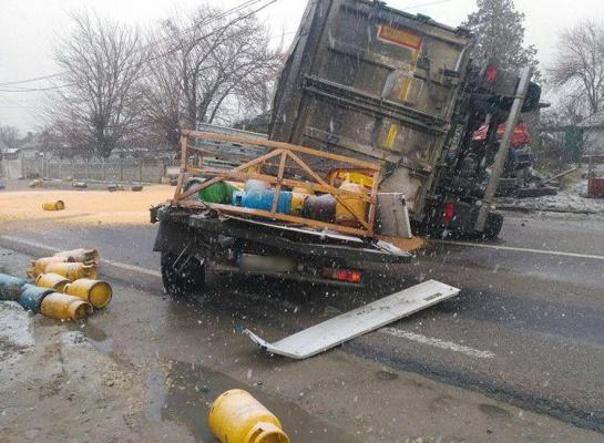 O maşină plină cu butelii a fost strivită de un TIR în Constanţa. Accidentul a fost surprins de camerele de supraveghere (Video)