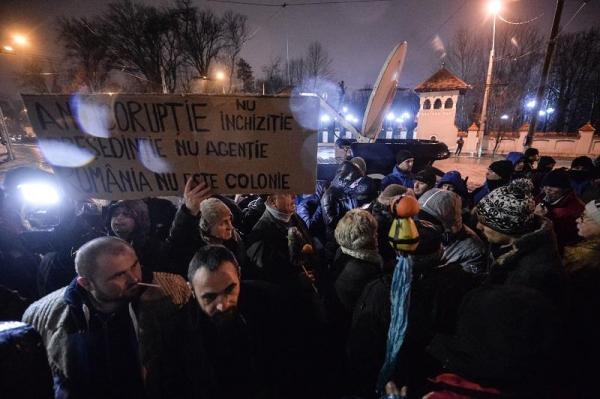 Peste 1000 de oameni protestează în Piaţa Victoriei, după anunțul ministrului Justiţiei. Oamenii au ieșit în stradă la Sibiu, Cluj, Timişoara și Iaşi