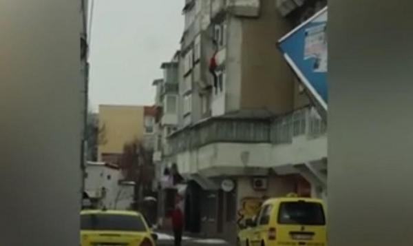 Imagini șocante! Un bărbat e împins de la balcon și cade de la etajul III al unui bloc din Roman. După ce victima ajunge pe caldarâm, nimeni nu reacționează (Video)