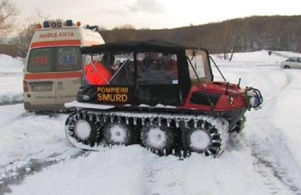 O femeie însărcinată din Constanța, dusă cu şenilata până la ambulanţă, din cauza viscolului