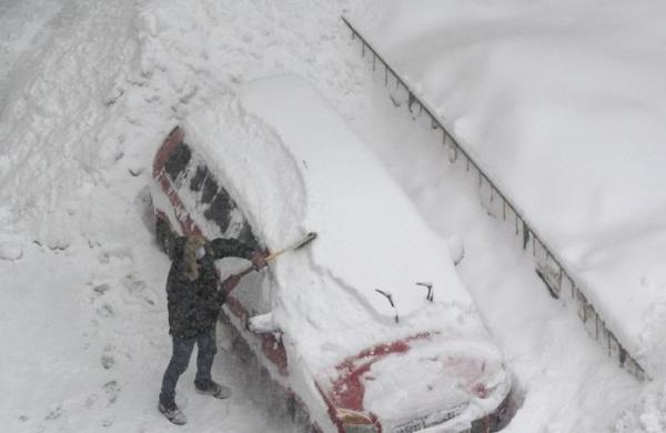 Infotrafic. Vremea instabilă, 80 de drumuri blocate. Prognoza meteo azi