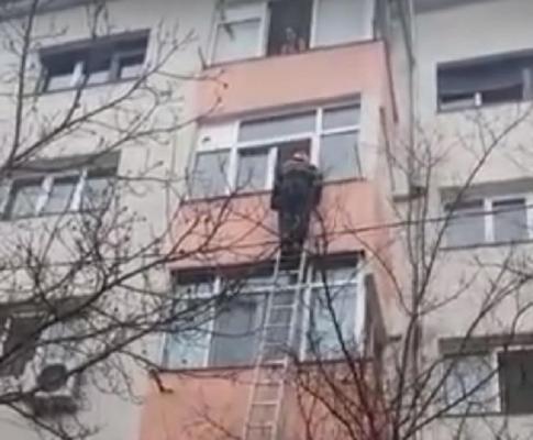 Copilaş de 5 anişori, blocat în casă după ce părinţii l-au lăsat singur într-un apartament din Vaslui. Pompierii au intervenit pentru salvarea micuţului (Video)