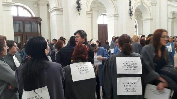 Revolta în justiţie continuă! Grefierii din toată ţara protestează pentru că le scad salariile şi fac acuzaţii grave la adresa ministrului Muncii