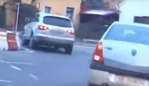 Întrecere cu maşina poliţiei! Şoferul unui Audi Q7 este oprit de agenţi cu mai multe focuri de armă, pe un drum din Iaşi