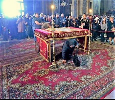 Paşte 2018. Trecerea pe sub masă, în Vinerea Mare. Tradiţii şi Obiceiuri