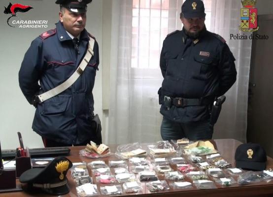 Comoara din frigider! Polițiștii italieni au descoperit în casa unor tineri români 70.000 de euro și kilograme de bijuterii de aur și argint (Video)