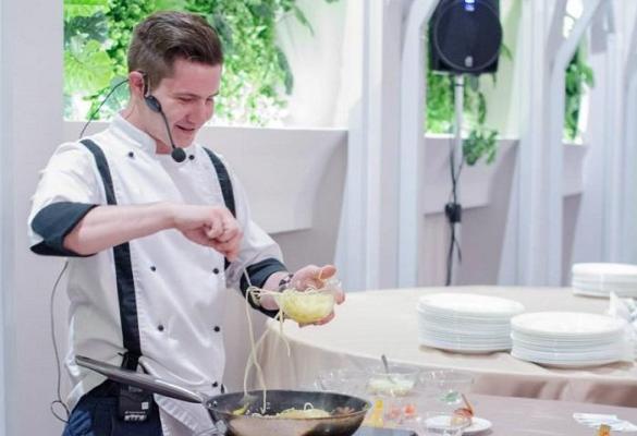 Tânărul drogat care a ucis în bătaie o bătrână într-o scară de bloc la Oneşti e un cunoscut Chef care lucra pe litoral