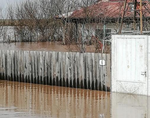 Inundaţii în România. Trei râuri s-au revărsat în sudul ţării, mai multe localităţi sub ape, două drumuri sunt închise