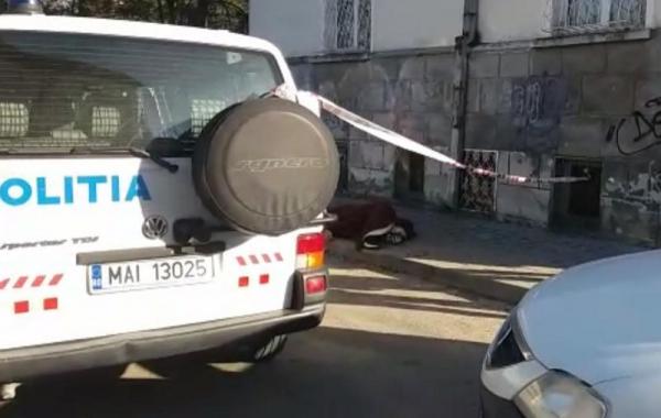Scene de groază la Pitești! Un tânăr de 28 de ani a fost găsit mort pe stradă. Bărbatul ar fi fost aruncat dintr-o mașină