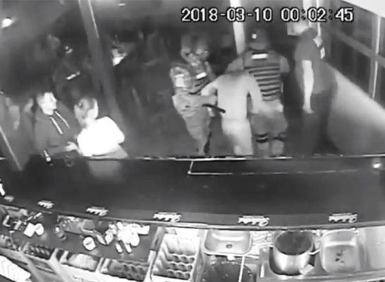Tânăr bătut de mascaţi într-un club din Iaşi pentru că făcea live pe Facebook (Video)