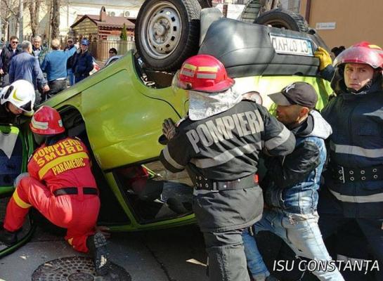 Accident grav în Constanţa. Un bătrân a rămas încarcerat într-un Matiz răsturnat (Foto-Video)