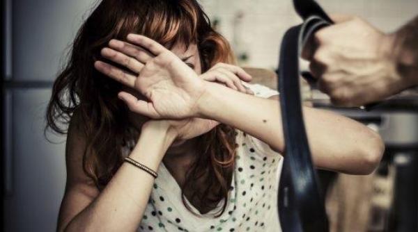 Un român a fost arestat în Italia după ce şi-a băgat soţia şi fiul de 13 ani în spital, lovindu-i animalic cu furtunul de la maşina de spălat