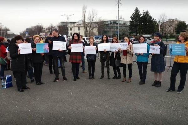 Protest în Piaţa Victoriei din Capitală. Zeci de chimişti şi biologi au ieşit în faţa Guvernului