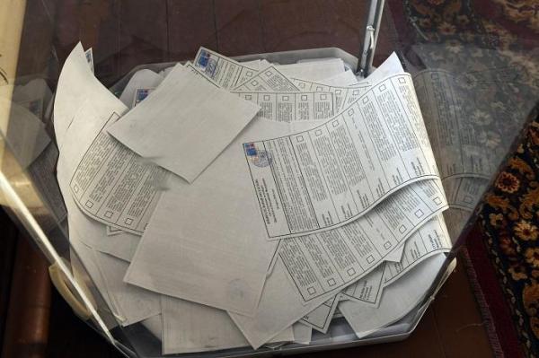 Alegeri prezidenţiale în Rusia. Mai mulţi alegători acuză că angajatorii îi presează să iasă la vot şi le cer dovada
