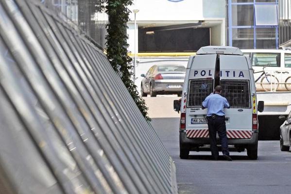 Grupare de proxeneţi, destructurată la Târgu Mureş, în urma unei percheziţii de amploare a autorităţilor4