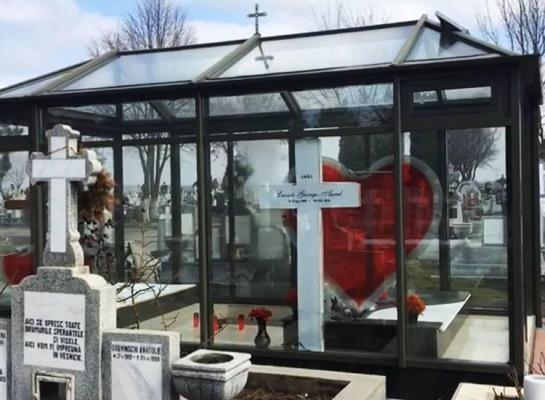 Mormântul unui muzician din Iaşi este dotat cu panouri solare, scară interioară şi icoane cu LED-uri (Video)