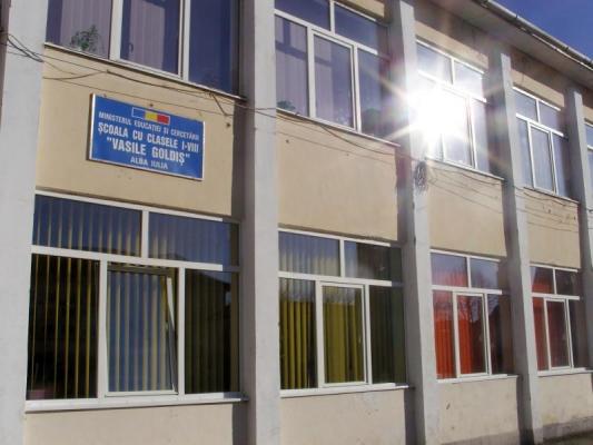 Un profesor de sport din Alba are 27 de plângeri că atinge indecent copiii de clasa a 6-a. Fetele, îngrozite că trebuie să meargă la oră