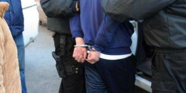 Ionuț și-a înjunghiat iubita, apoi și-a înfipt cuțitul în piept, așa l-au găsit polițiștii. Acum va merge la pușcărie