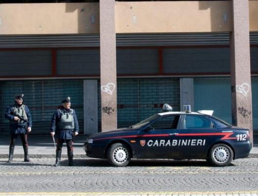 Un român din Italia riscă o amendă de 3.333 de euro, pentru că s-a ușurat în piața orașului