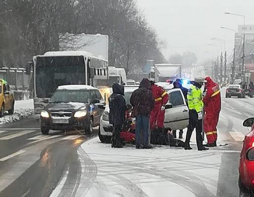 O maşină a intrat în plin în doi pietoni, pe trecerea din dreptul Parcului Plumbuita, pe şoseaua Colentina