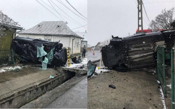 Accident la Reteag. O mamă, fiica ei și socrul au ajuns la spital, după ce mașina lor s-a răsturnat și s-a înfipt într-un gard (Video)