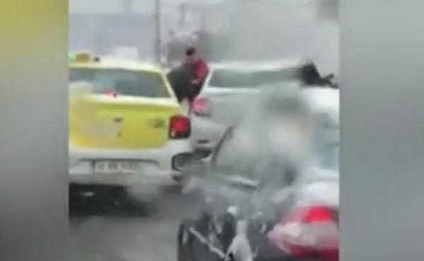 Bătaie în trafic la Iași! Un șofer a fost lovit cu pumnii în cap și umplut de sânge pentru că nu a acordat prioritate (Video)